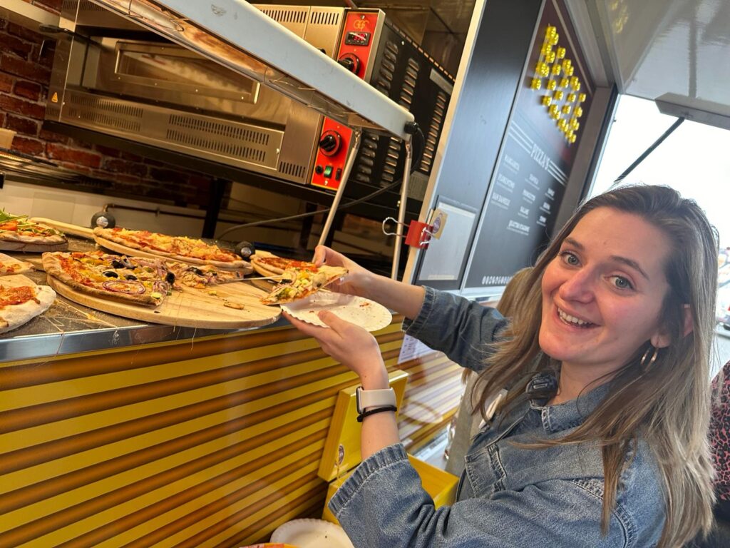 Tormans Café Evergem - Nathalie neemt een lekker stuk pizza